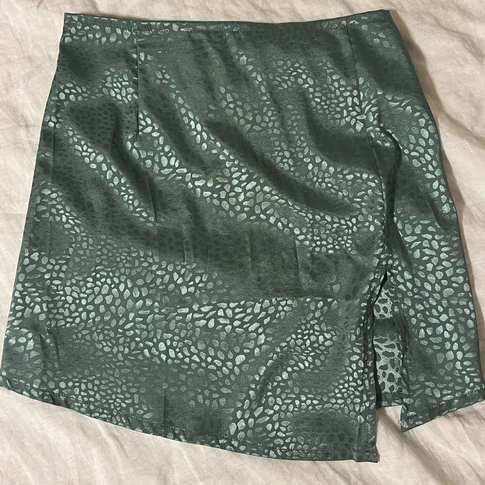 Brand new Princess Polly mini skirt with slit